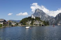 Austria, Alta Austria, Traunkirchen, Lago Traunsee con Traunstein y Johannesberg Capilla - foto de stock