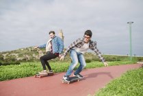 Spagna, La Coruna, due amici skateboard — Foto stock