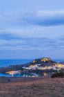 Veduta dell'Acropoli di Lindos alle luci della sera, Lindos, Rodi, Isole Egee, Grecia — Foto stock