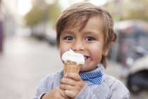 Porträt eines glücklichen kleinen Jungen mit Eistüte, der in die Kamera blickt — Stockfoto
