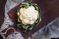Top view of white cauliflower on chopping board — Stock Photo