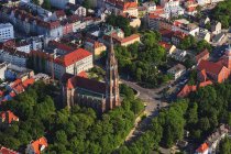 Alemanha, Baviera, Munique, Santa Cruz Igreja em Giesing vista aérea ao pôr do sol — Fotografia de Stock
