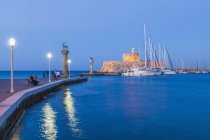 Griechenland, Rhodos, Einfahrt zum Mandraki-Hafen zur blauen Stunde — Stockfoto