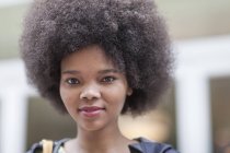 Portrait d'une jeune femme afro-américaine — Photo de stock