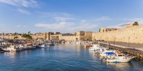 Греція, Родос, порту, міську стіну і рибальські човни — стокове фото