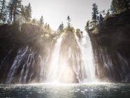 США, Калифорния, Водопад в мемориальном парке McArthur-Burney Falls — стоковое фото