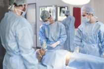 Операційна команда знеболюючу дію пацієнта у лікарні — стокове фото