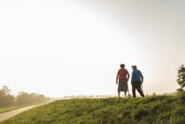 Casal sênior andando com bengalas na natureza — Fotografia de Stock