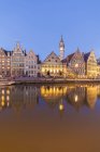 Бельгия, Гент, старый город, Граслей, исторические дома на реке Лейе в сумерках — стоковое фото
