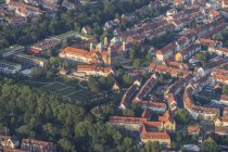 Alemanha, Baixa Saxônia, Hildesheim, vista aérea com a igreja de São Miguel — Fotografia de Stock
