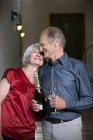 Старший пари святкують з шампанським — стокове фото