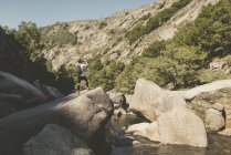 Ультра-бегун, пьющий в каньоне реки Юм — стоковое фото