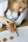 Ritratto ritagliato di ragazza con sacchetto di ghiaccio — Foto stock