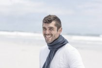 Retrato de homem rindo vestindo lenço azul na praia — Fotografia de Stock