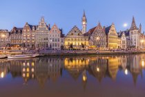 Belgio, Gand, centro storico, Graslei, case storiche al fiume Leie al tramonto — Foto stock