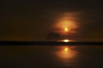 Regno Unito, Scozia, East Lothian, North Berwick, Red moon rise, Bass Rock — Foto stock