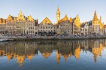 Belgio, Gand, centro storico di Graslei, case storiche sul fiume Leie — Foto stock