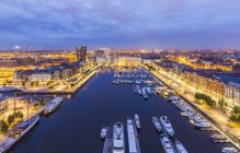 Vista verso Eilandje, ex zona portuale la sera, Anversa, Fiandre, Belgio — Foto stock