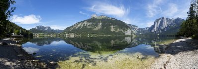 Austria, Styria, Altaussee, lake with Trisselwand at Totes Gebirge during daytime — Stock Photo