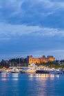 Griechenland, Rhodos, Schiffe im Mandraki-Hafen und Palast des Großmeisters — Stockfoto