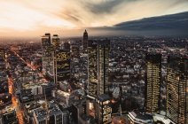 Germania, Francoforte, vista elevata verso la città illuminata al crepuscolo della sera — Foto stock