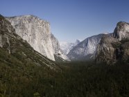 Daytime view of El Capitan and Half Dome in Yosemite National Park, California, USA — Stock Photo