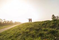 Casal sênior andando com bengalas na natureza — Fotografia de Stock