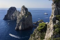 Italia, Capri, Vista de Faraglioni con roca sobre el agua durante el día - foto de stock