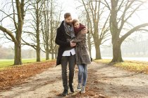 Paar spaziert im Herbstpark — Stockfoto