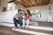 Älteres Paar mit Tassen sitzt zu Hause auf dem Boden — Stockfoto