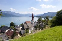 Austria, Upper Austria, view of Attersee at lakeside, mountains landscape on background — Stock Photo