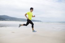Espagne, Ferrol, jeune homme jogging sur la plage — Photo de stock