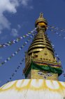Nepal, Kathmandu, Bodnath, Stupa sanctuary with prayer flags — Stock Photo
