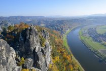 Alemanha, Saxônia, Saxônia Suíça, Elba Montanhas de arenito, Rio Elba, vista do Bastei — Fotografia de Stock