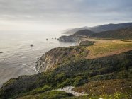 USA, Kalifornien, Pazifikküste, Big Sur, Küste mit Bixby-Brücke bei Sonnenuntergang — Stockfoto