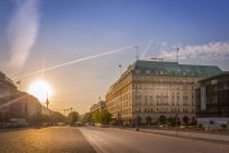 Німеччина, Берлін, готель Едлон на Pariser Platz під час сходу сонця — стокове фото