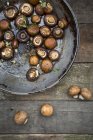 Crimini cogumelos refogados com alho e manjericão na panela — Fotografia de Stock