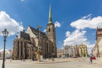 Tschechische Republik, Plzen Region, Pilsen, Hauptplatz mit gotischen St. Bartholomäus-Kathedrale bei sonnigem Tageslicht — Stockfoto