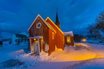 Noruega, Lofoten, Flakstad, igreja de madeira à noite — Fotografia de Stock
