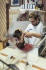Парикмахерская стрижка волос клиента в парикмахерской — стоковое фото