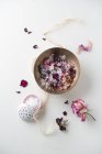 Ciotola di sali da bagno e petali di rosa essiccati — Foto stock