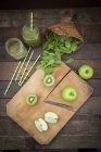 Apple kiwi spinach smoothie and ingredients — Stock Photo