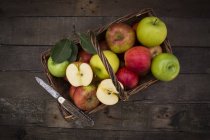 Green and red apples in basket — Stock Photo