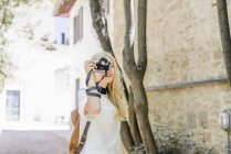 Donna bionda che fotografa con macchina fotografica — Foto stock
