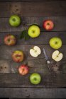 Зеленые и красные яблоки с ножом — стоковое фото