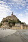Francia, vista al Mont Saint-Michel en marea baja - foto de stock