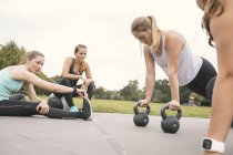 Quatre femmes ayant entraînement extérieur de camp de démarrage — Photo de stock