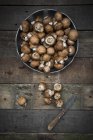 Crimini mushrooms in bowl — Stock Photo