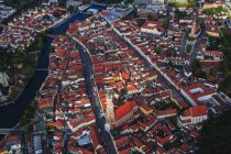 Alemania, Baviera, vista aérea de Landshut y la iglesia de St. Martins en la luz malhumorada - foto de stock