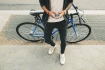 Adolescente con un fixie bike sms in città strada — Foto stock